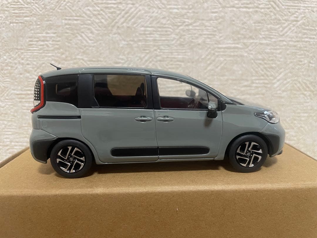 トヨタ シエンタ ミニカー グレー(アーバンカーキ)