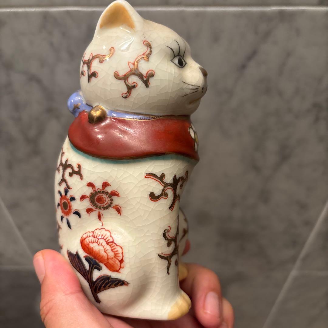 アンティーク伊万里 妖艶な瞳と体のお花や金彩が芸術的な招き猫