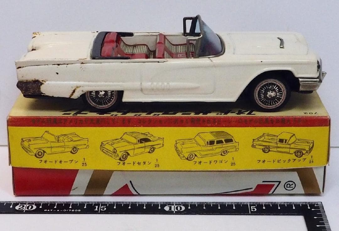 萬代屋【フォード サンダーバード オープン白】ブリキ tin car 箱はコピー