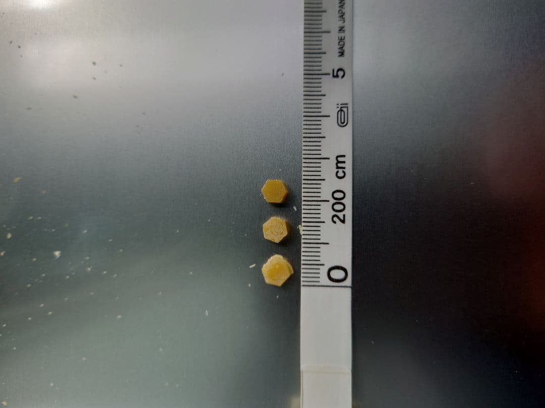 国産天然蜜蝋　ミツロウ　２キロ　扱いやすいビーズ型