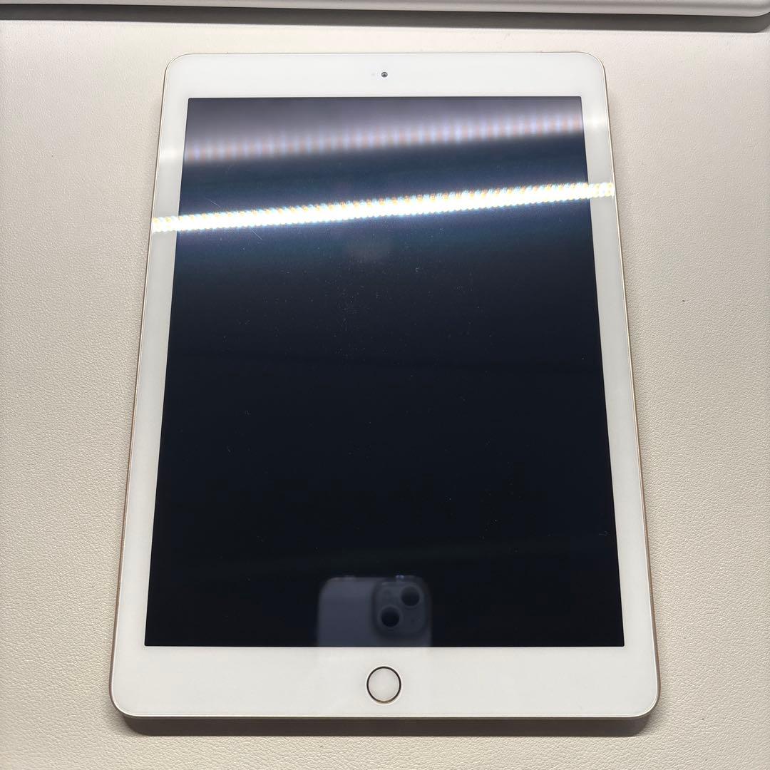【美品】Apple iPad(第5世代)Wi-Fi+Cellular:A1823 Apple iPad (5th Generation) A1823 32 GB, Wi-Fi + 4G, 9.7 in