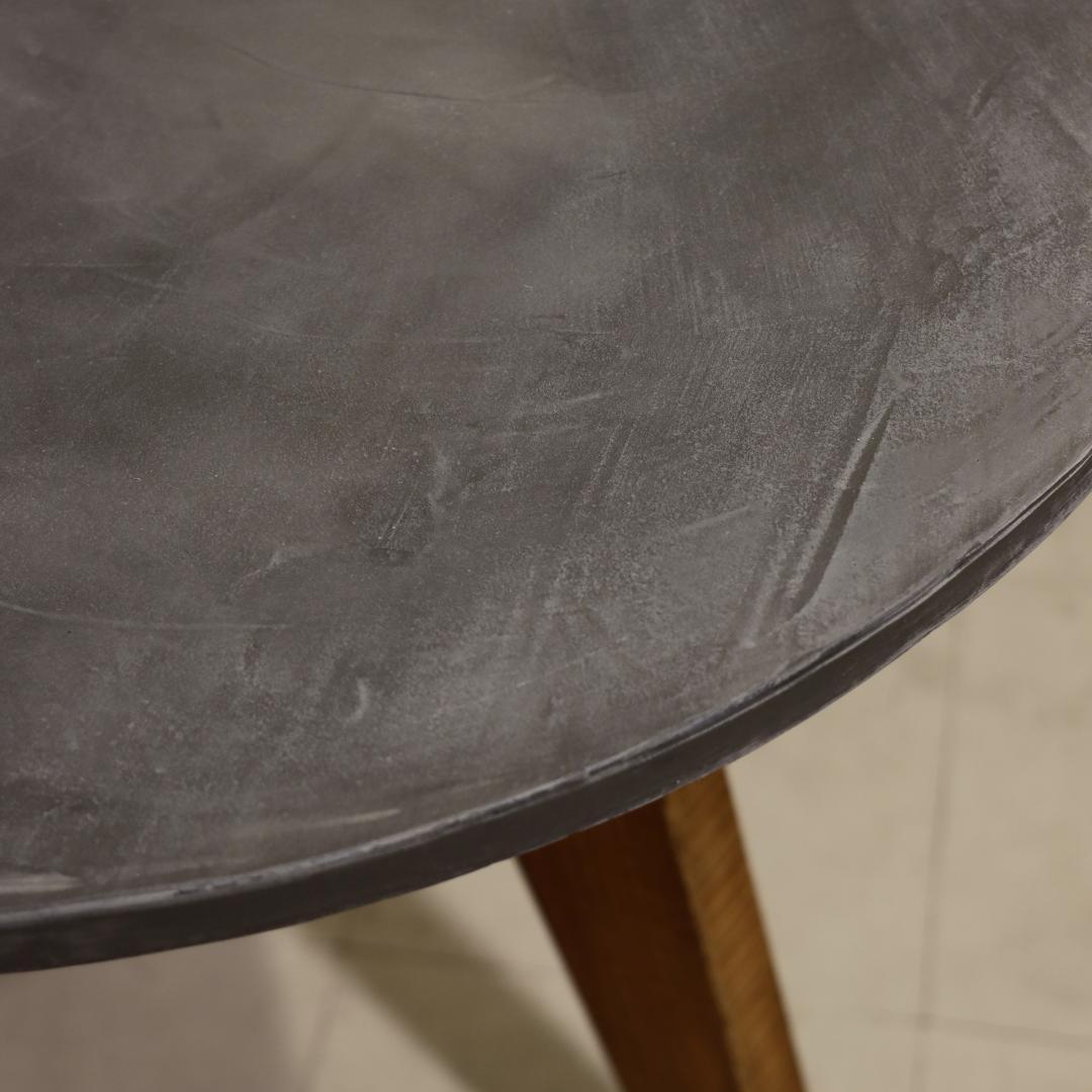 円形｜ラウンドテーブル｜ミディアムグレー｜薄塗りモルタル｜ダイニングテーブル