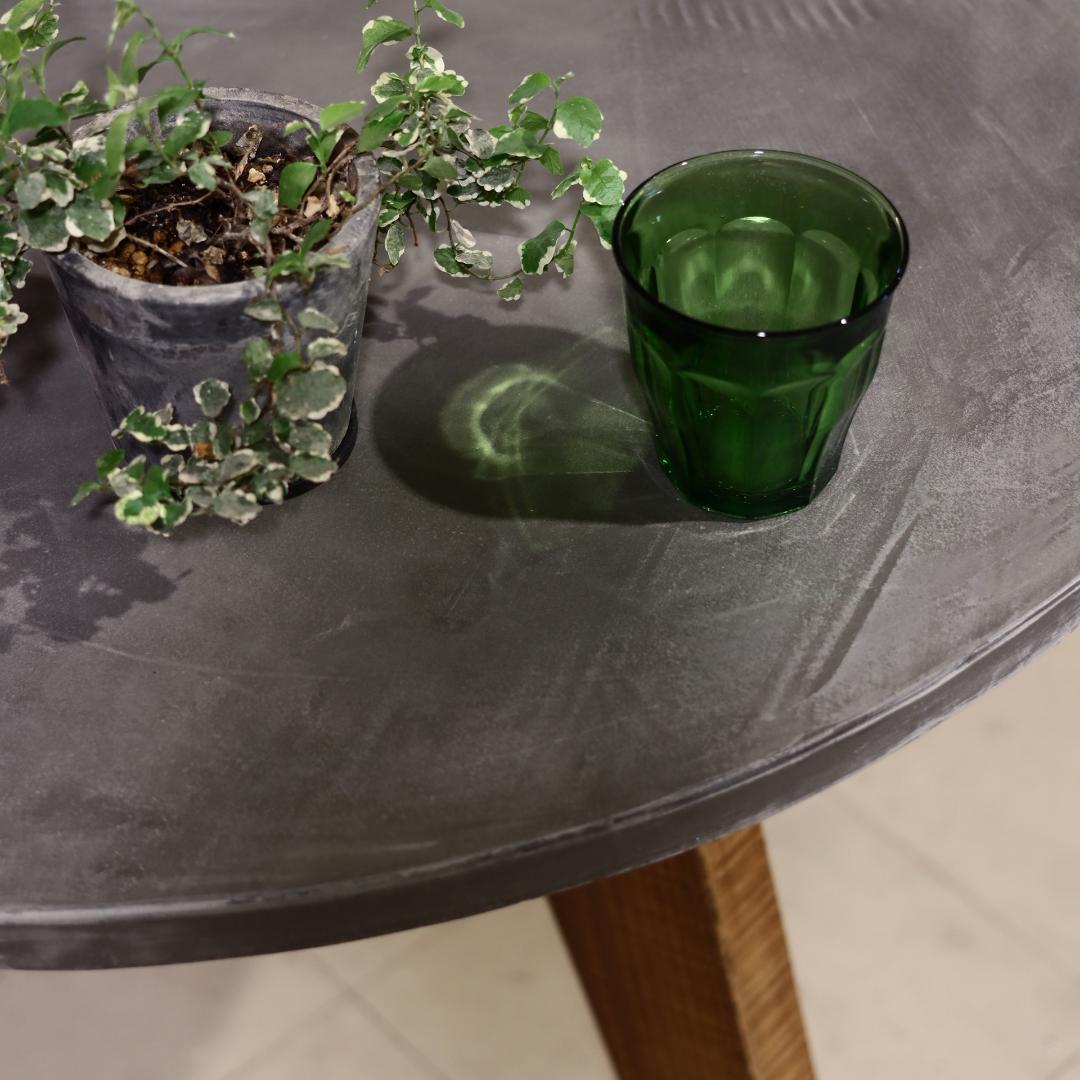 円形｜ラウンドテーブル｜ミディアムグレー｜薄塗りモルタル｜ダイニングテーブル