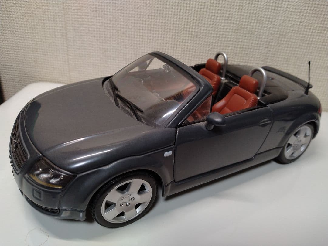 Audi TT ロードスター　1/18