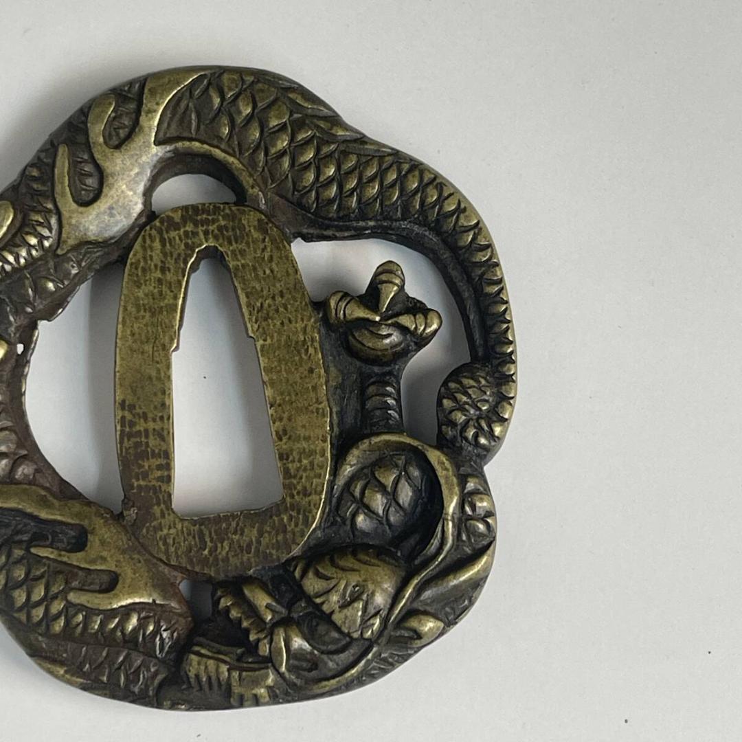 刀剣美術 金龍図透かし 90g 真鍮地鍔 骨董 鍔 鐔 日本刀 刀装具 縁頭 目