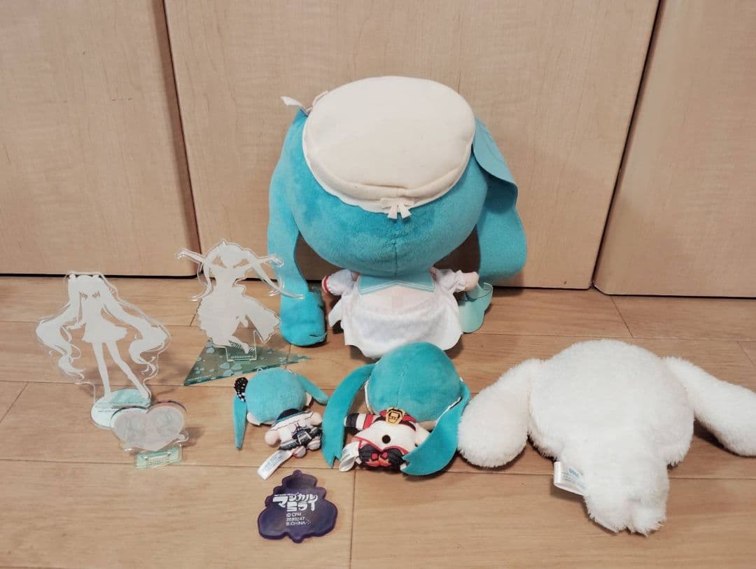 初音ミク!!　フィギュア&缶バッチセット　　まとめ売り