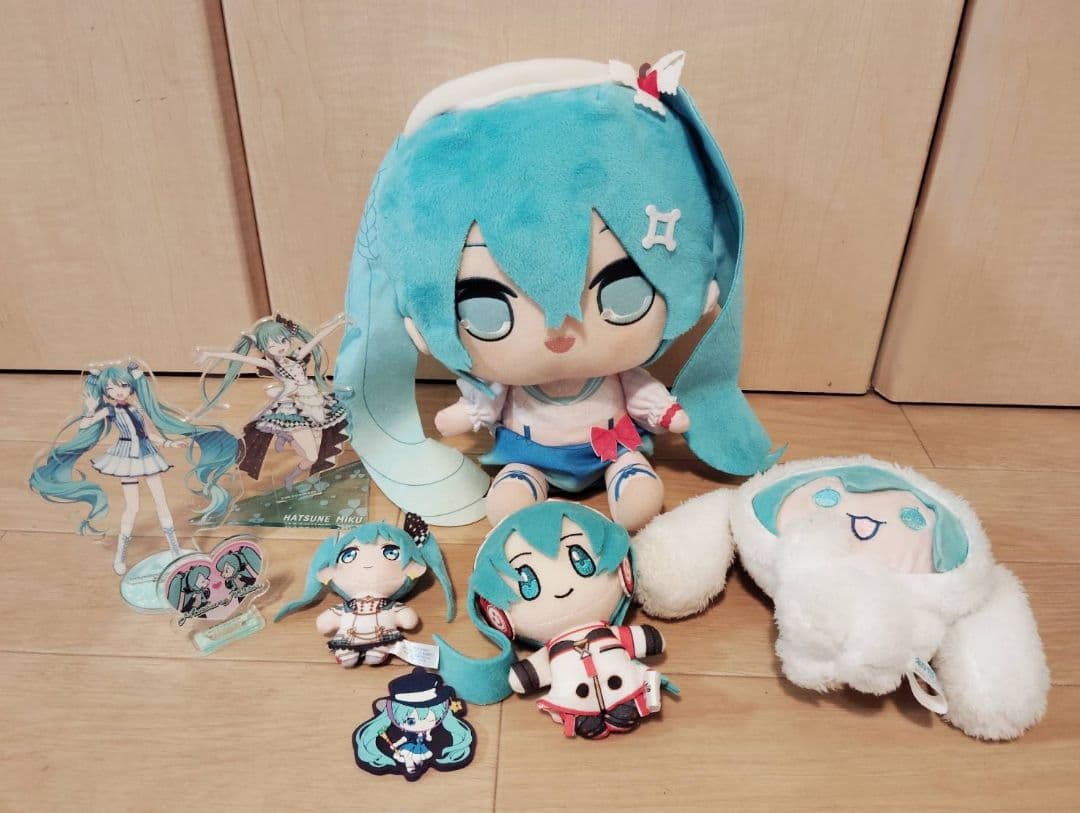 初音ミク!!　フィギュア&缶バッチセット　　まとめ売り