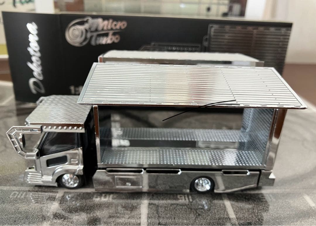 シルバー トラック型ミニカー 1/64