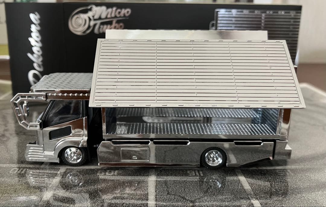 シルバー トラック型ミニカー 1/64