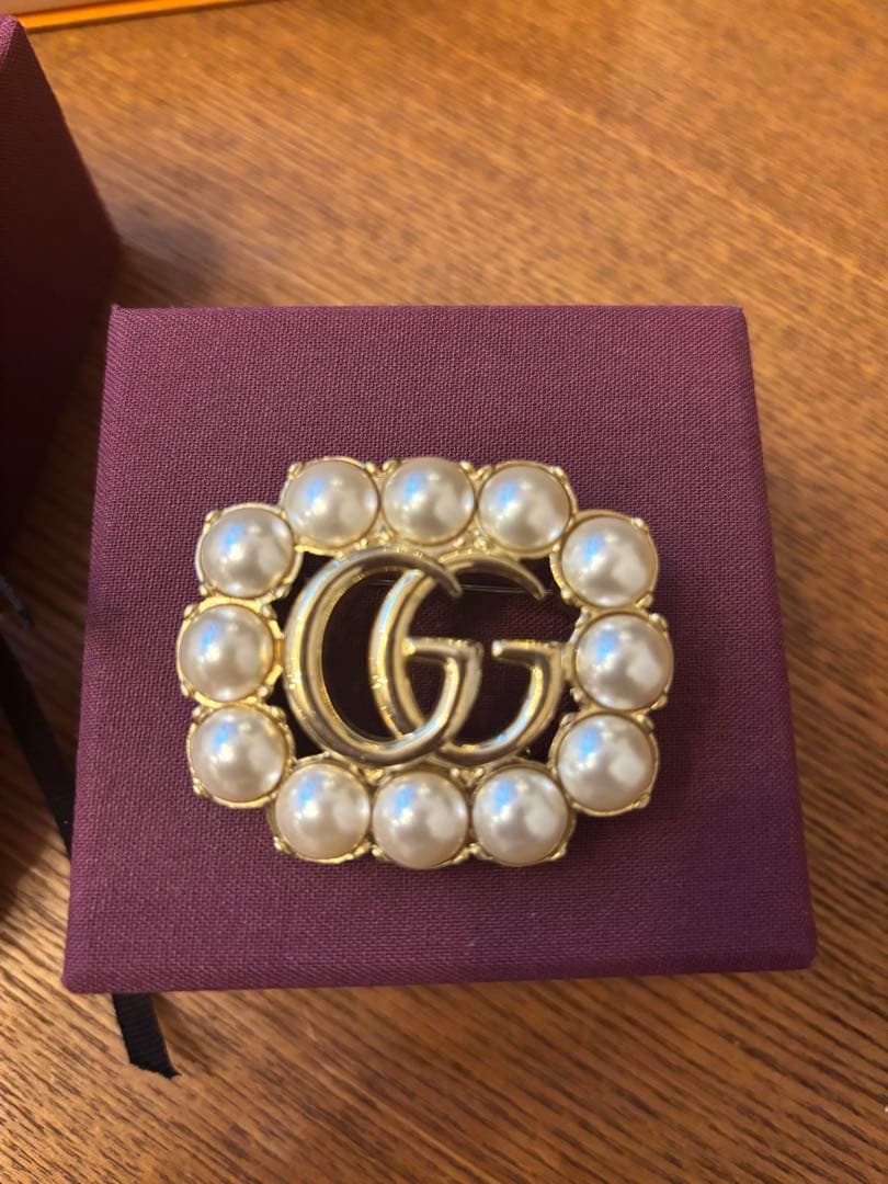 GUCCI GGロゴ パールブローチ GUCCI GGロゴ パールブローチ