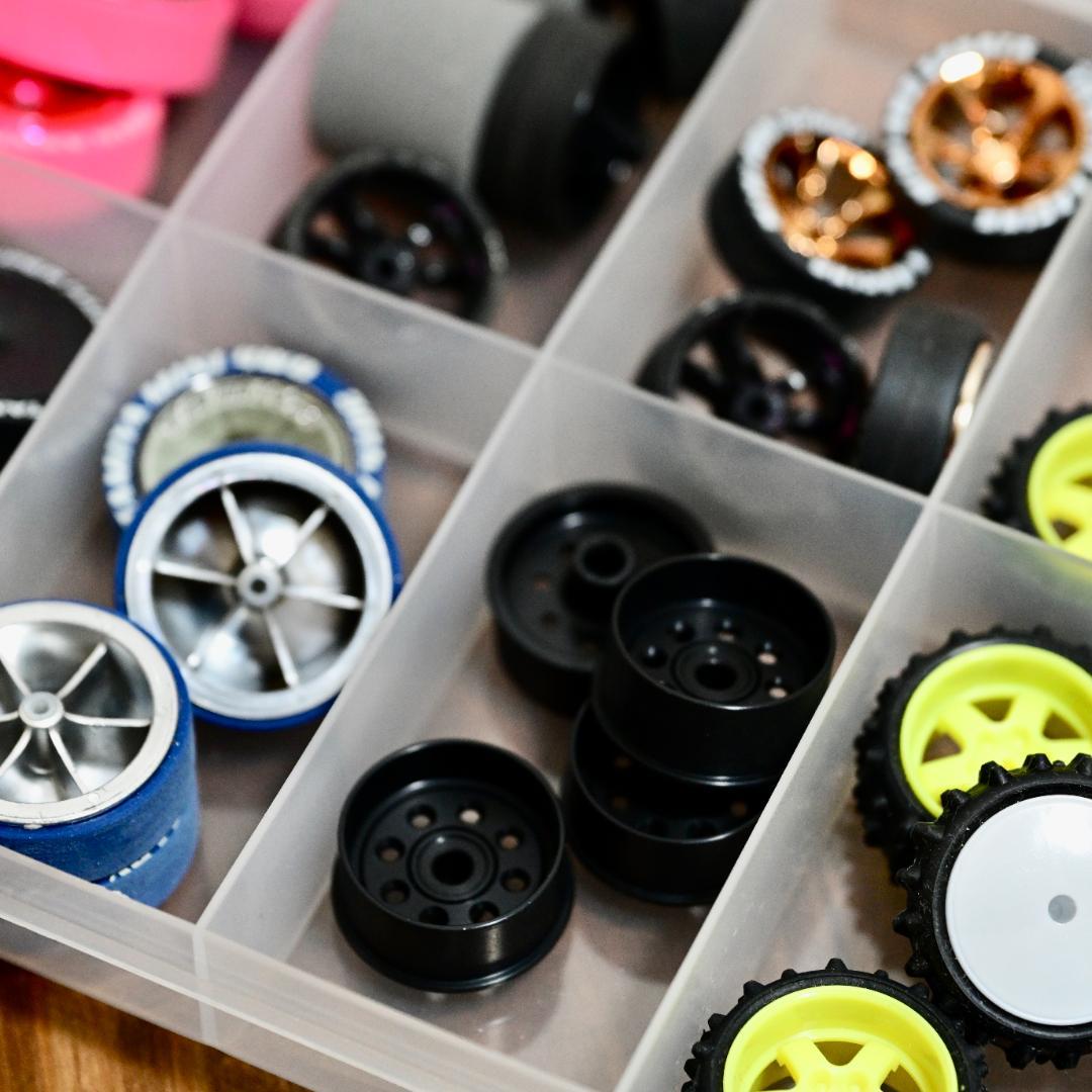 引退】ミニ四駆 ペラタイヤ、各種部品セット 6個収納ケース付き