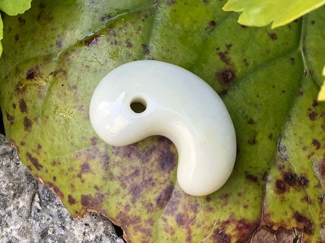 極上物✳きらきら味の素‼️小滝産糸魚川翡翠勾玉 氷の世界へアイス