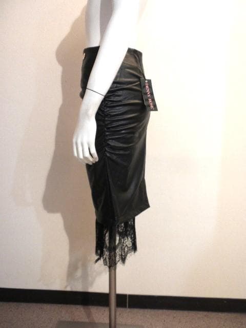 最新デニーローズ◆素敵レース使い！女らしさ際立つ”黒レザー調タイトスカート！40