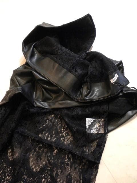 最新デニーローズ◆素敵レース使い！女らしさ際立つ”黒レザー調タイトスカート！40