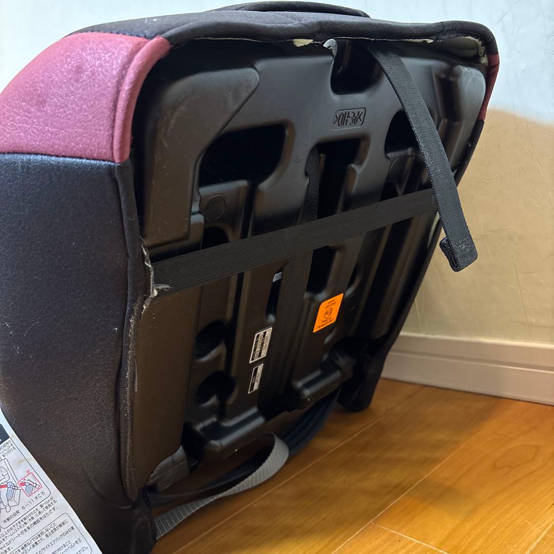 Combi チャイルドシート 黒と赤