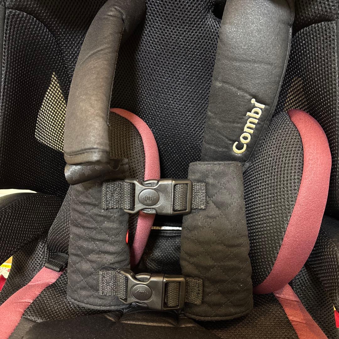 Combi チャイルドシート 黒と赤