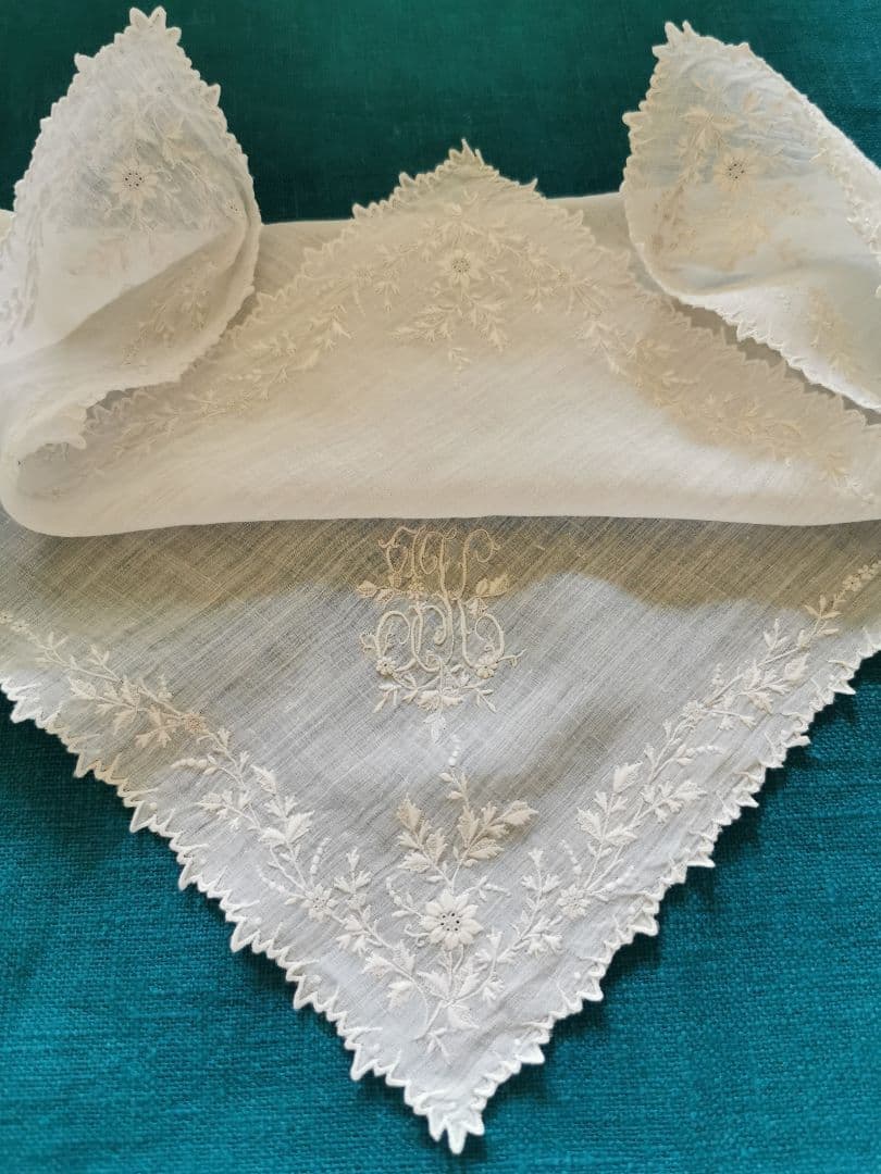 アンティークフランス 精緻なスカラップ 草花刺繍ハンカチーフ 花文字