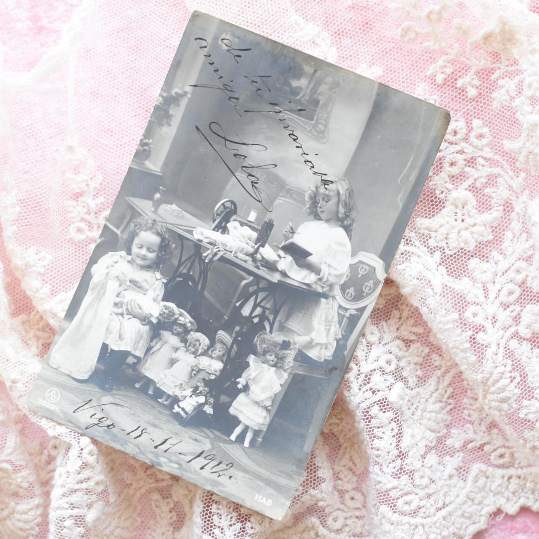 *アンティークポストカード　少女デザイナーとお人形のドレスショップ　1912年