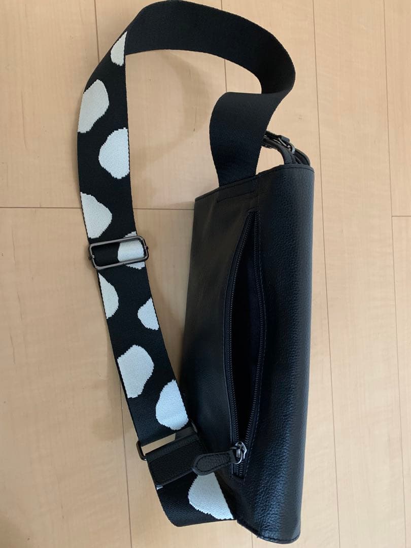 イアハピヨネ　ワイドテープショルダーバッグ