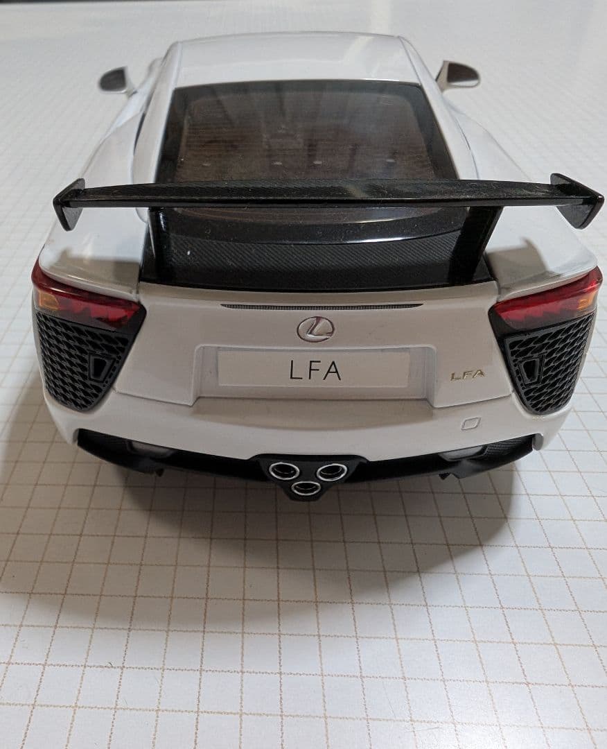 レクサスLFA 1/18ミニカー ホワイト