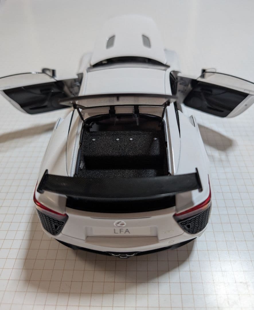 レクサスLFA 1/18ミニカー ホワイト