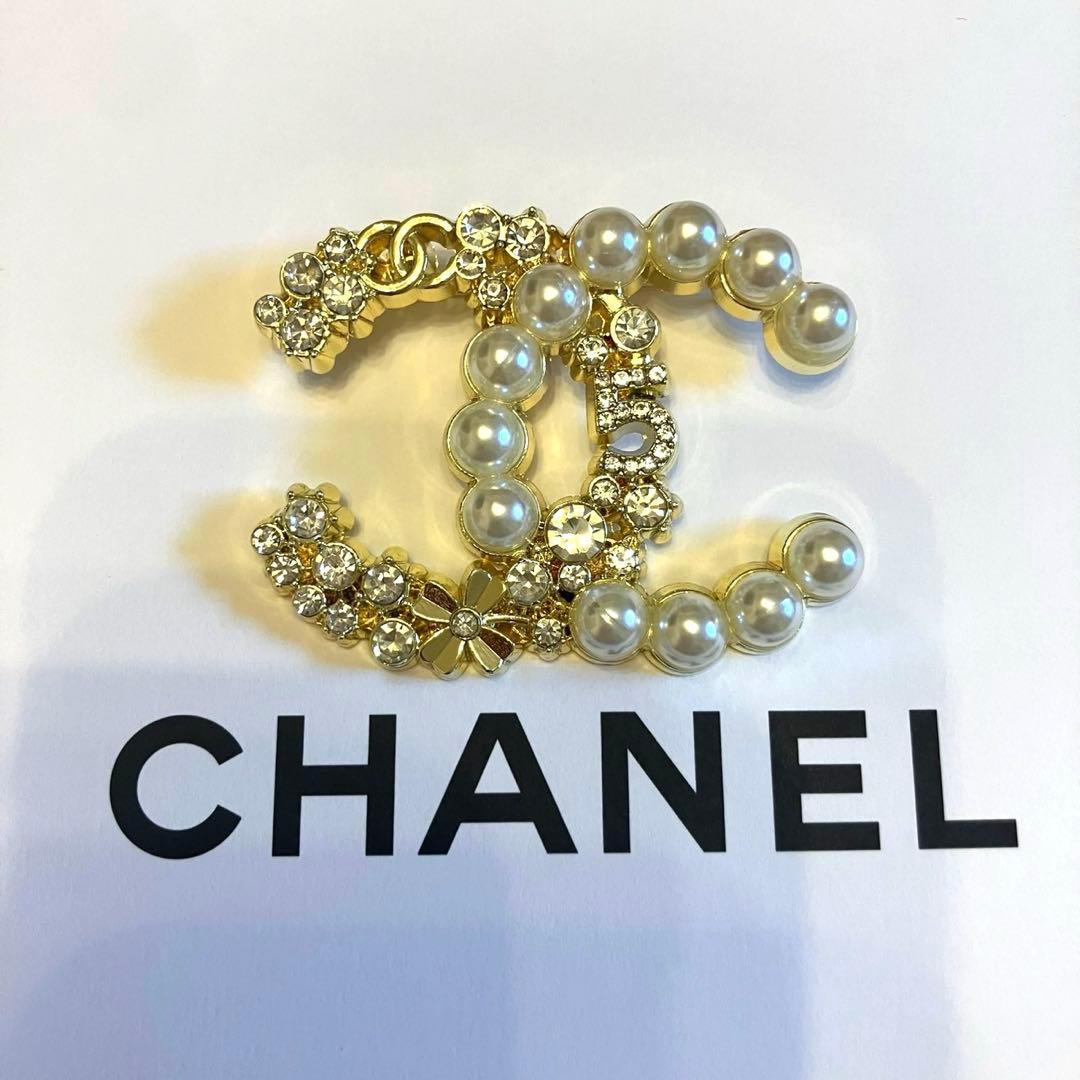 CHANEL パール装飾 ゴールドブローチ ノベルティ - メルカリ