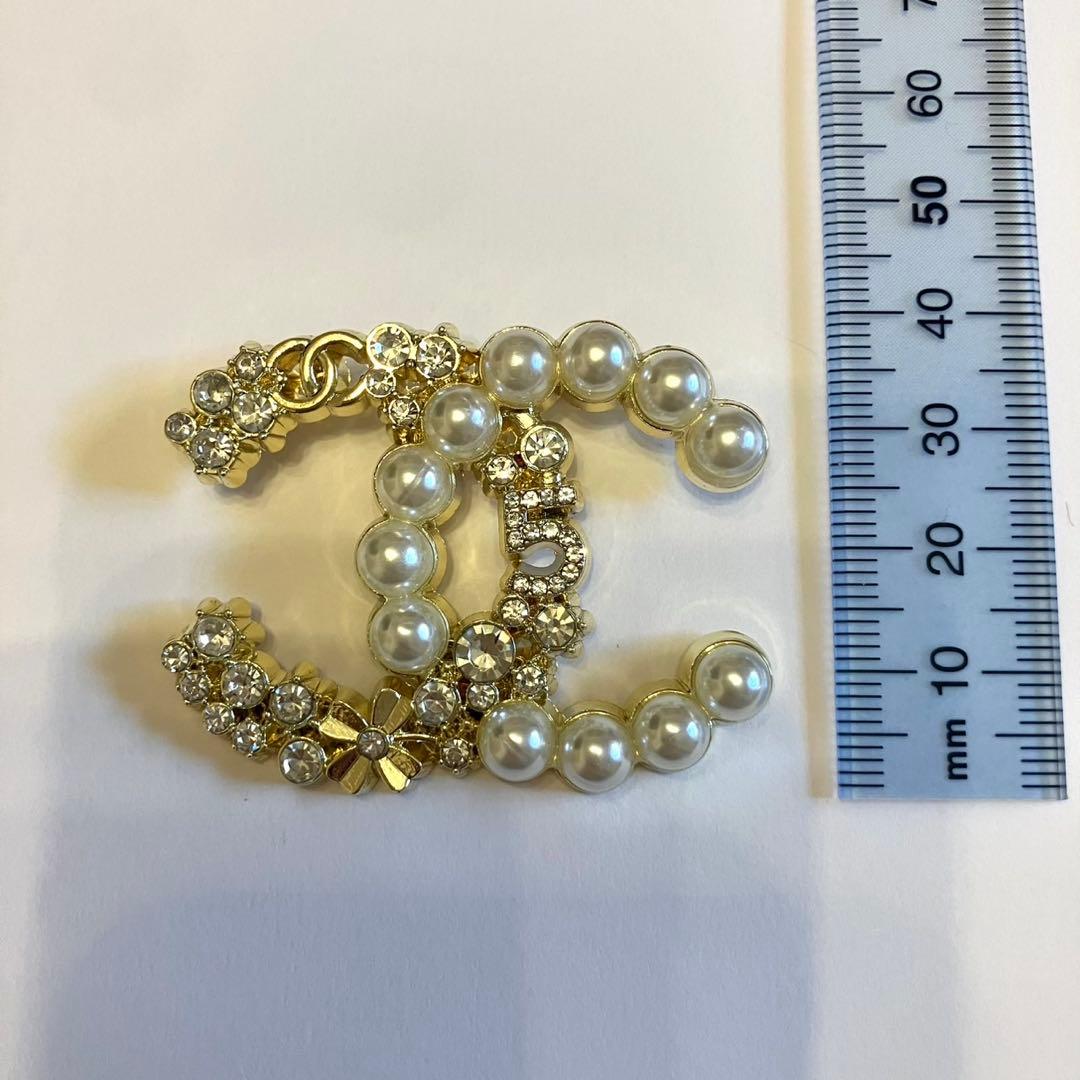 CHANEL パール装飾 ゴールドブローチ ノベルティ - メルカリ