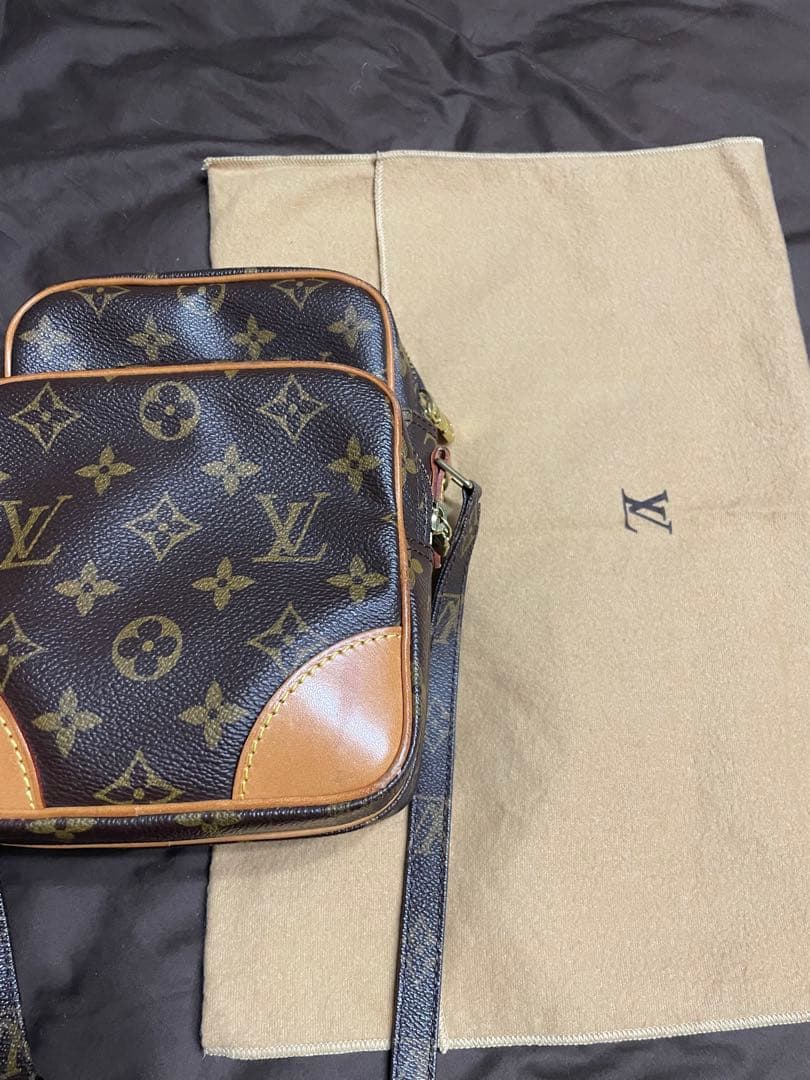 ストラップ根元も綺麗です。Amazon