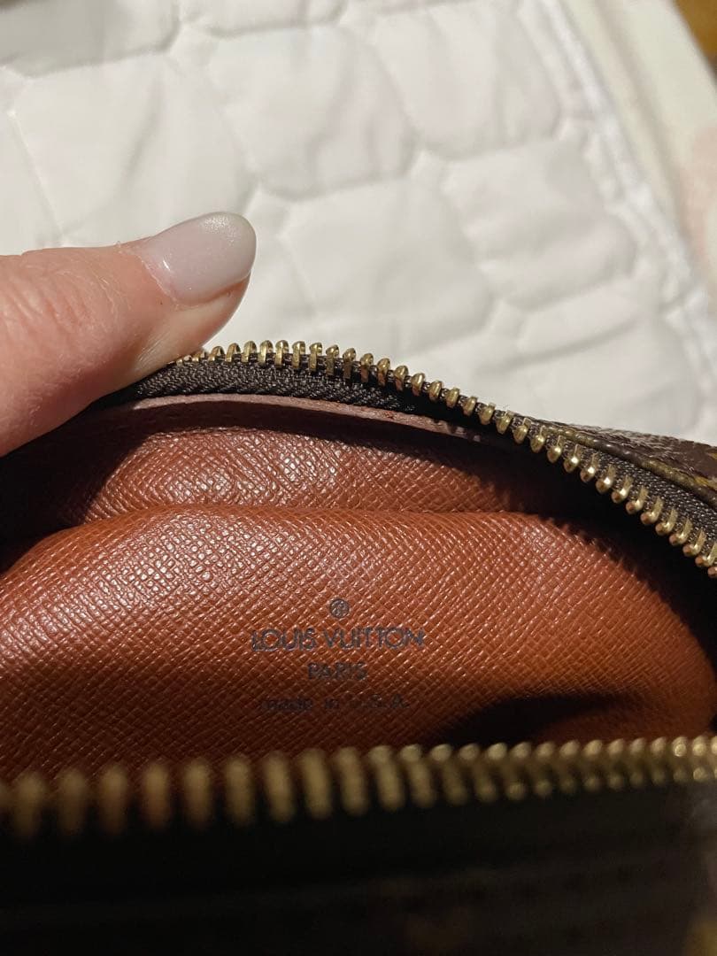 ストラップ根元も綺麗です。Amazon