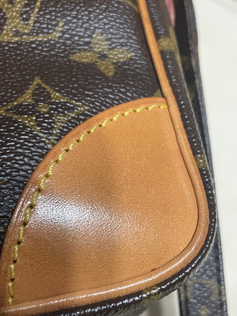 ストラップ根元も綺麗です。Amazon