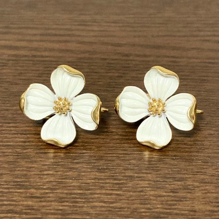 TRIFARI トリファリ イヤリング ハナミズキ