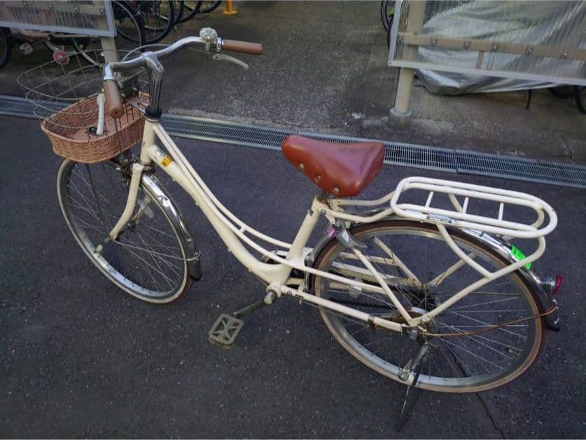 自転車 クリーム色 前カゴ付き