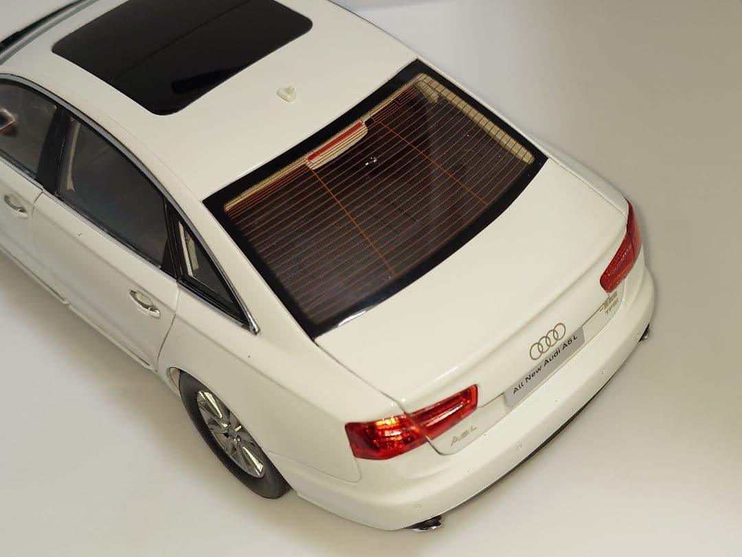 希少 海外流通品 Audi A6L 1/18 ミニカー ホワイト
