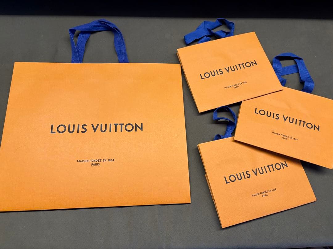 LOUIS VUITTON ボックスと布袋セット、リボンとメッセージカード付き