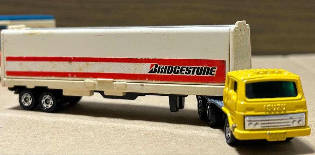 ロングトミカ いすゞ V12 ウイングルーフトレーラー 黄ヘッド