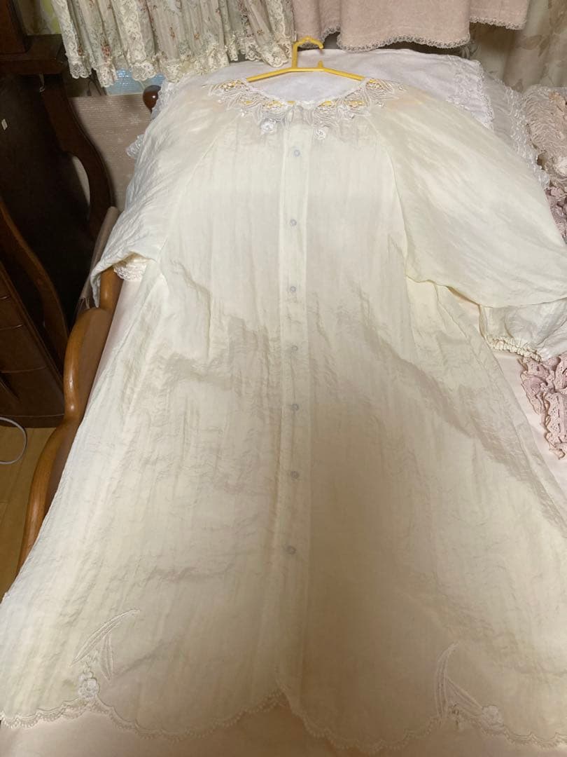 サエラ鈴蘭エプロン大きいサイズこれから寒い季節に沢山着込めます。クリーム色