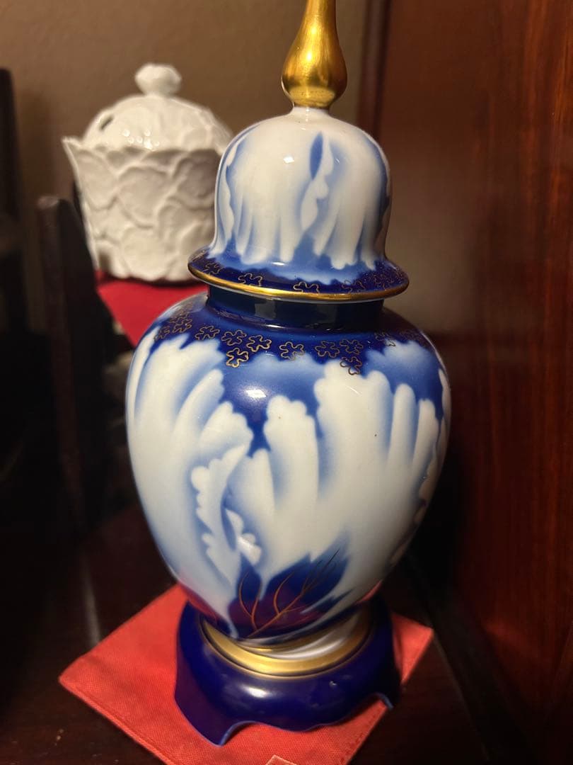 青と白の花模様の陶器壺