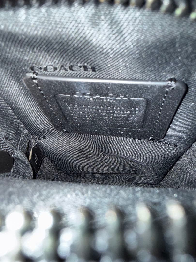 COACH ブラック スマホショルダーバッグ　セール中