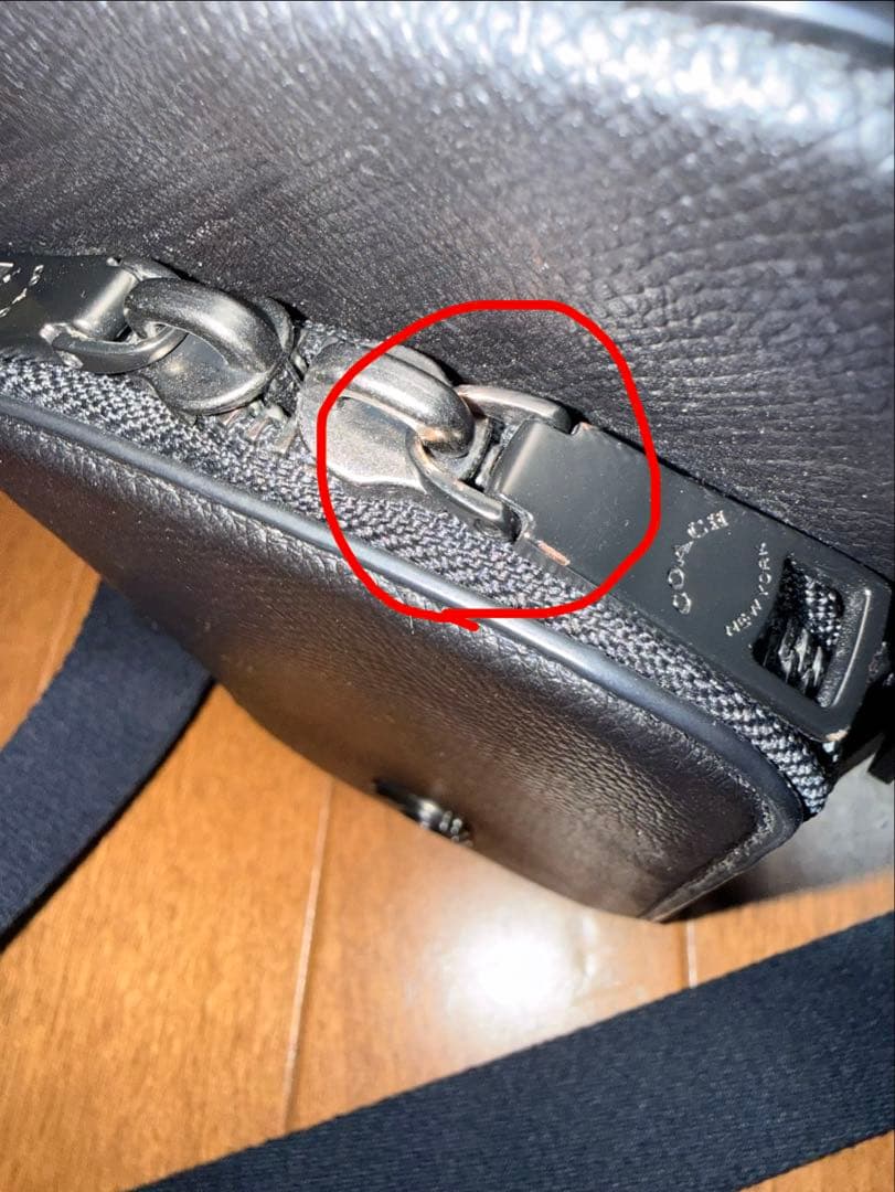 COACH ブラック スマホショルダーバッグ　セール中