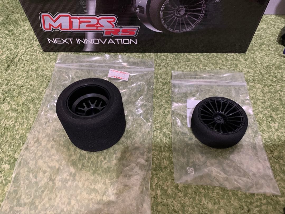 サンワM12S RS、バッテリー2個、受信機7個付属