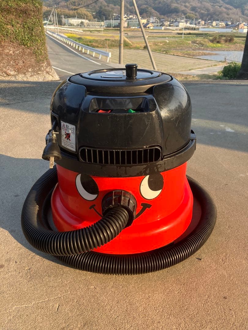 Numatic 業務用乾式掃除機 ヘンリー君 業務用乾式掃除機『HENRY（ヘンリー）』 | クリンテック小泉 - Powered