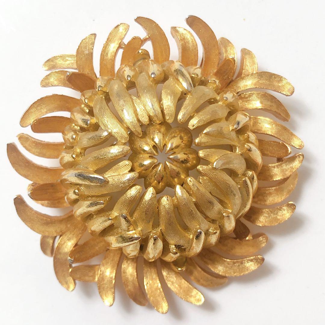 TRIFARI ブローチ 洋菊 Chrysanthemum ゴールドカラー