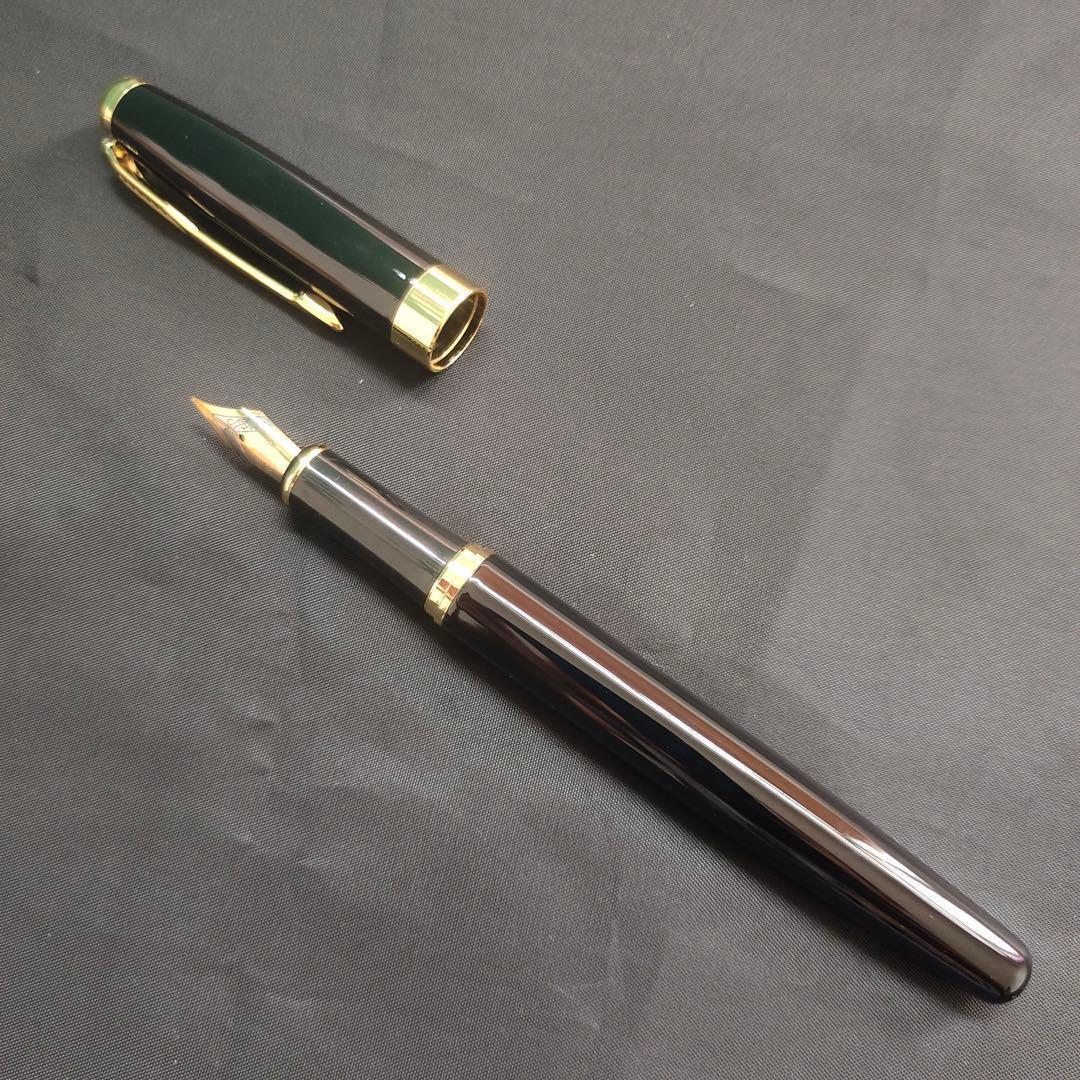 黒い万年筆 金メッキ装飾671