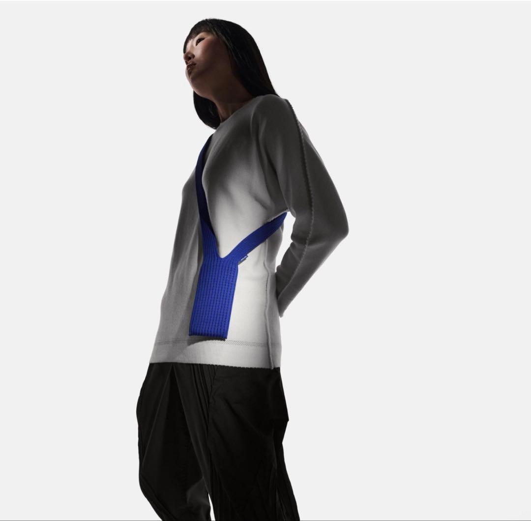 iPhone Pocket by ISSEY MIYAKE サファイア ロング iPhone Pocket by