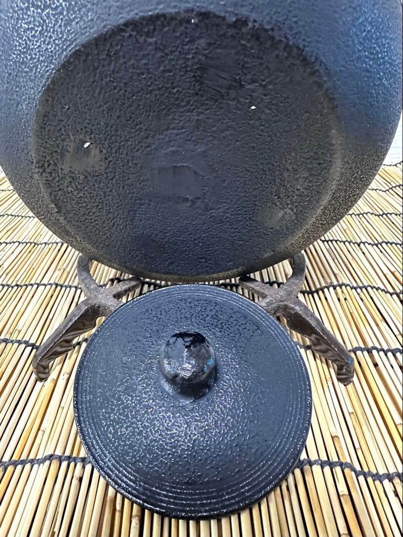 未使用品、供箱、栞付　南部及春南部宝星堂造　２２型　平丸菊　鉄瓶　南部鉄瓶