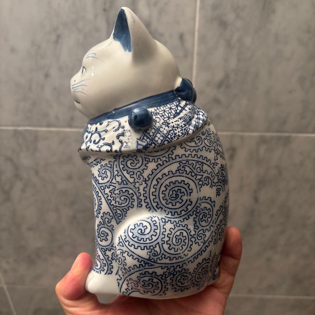 アンティーク 瞳やまつ毛、ヒゲ、体の唐草模様が美しい陶磁器の招き猫