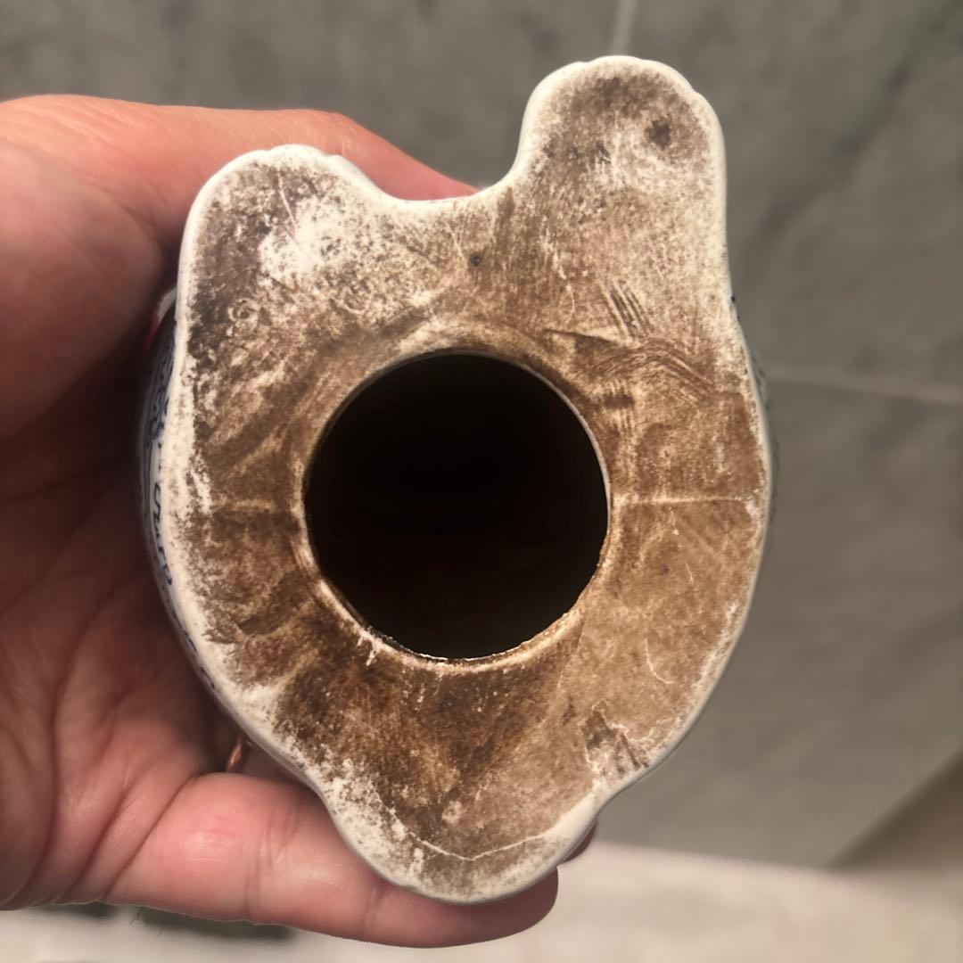 アンティーク 瞳やまつ毛、ヒゲ、体の唐草模様が美しい陶磁器の招き猫