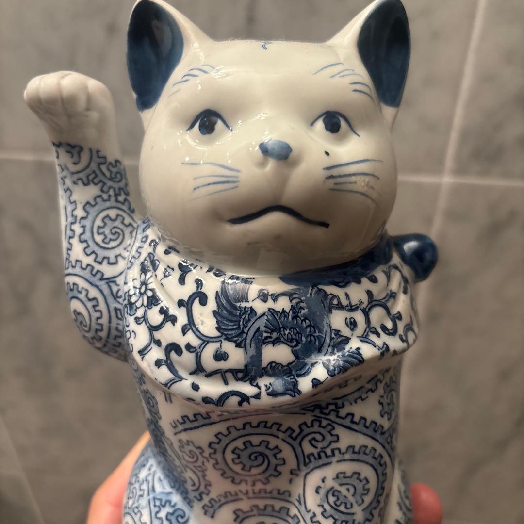 アンティーク 瞳やまつ毛、ヒゲ、体の唐草模様が美しい陶磁器の招き猫