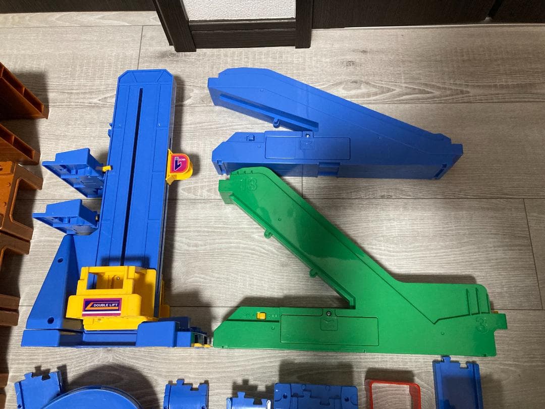 トミカ どうろセット３種類＋橋脚・どうろ等30点以上追加