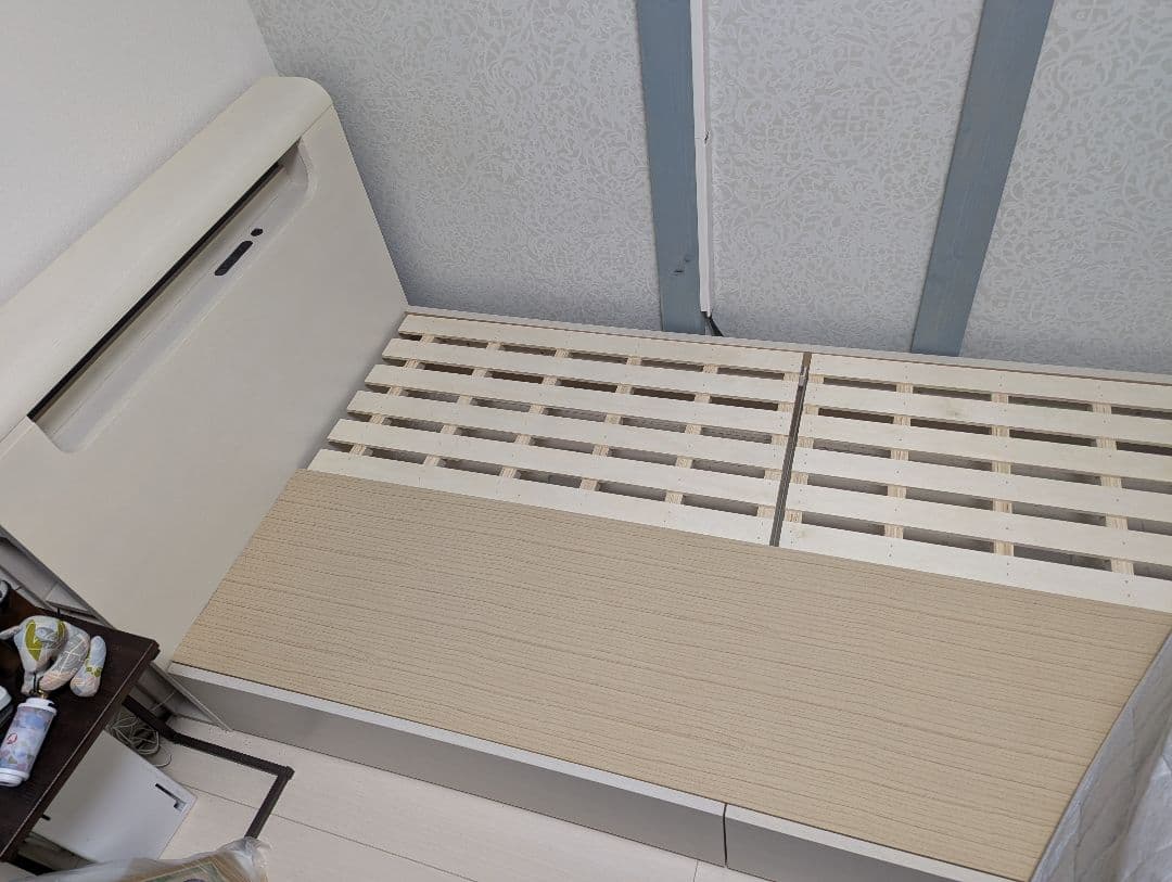 ベッドフレーム（シングル）、収納付き